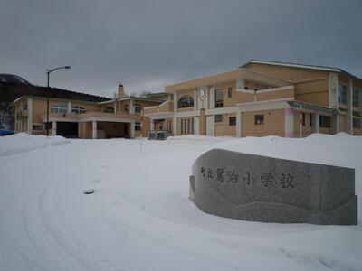 穏やかな学校前の様子