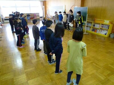 中学年（３・４年）全体に指示をする５年生