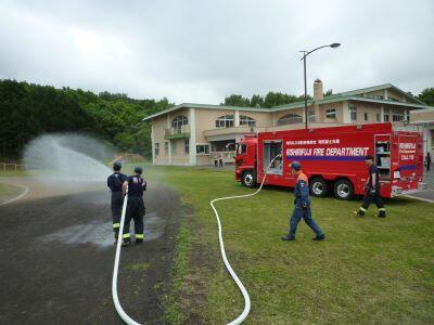 グラウンドの乾いた土に水を撒いて頂きました！