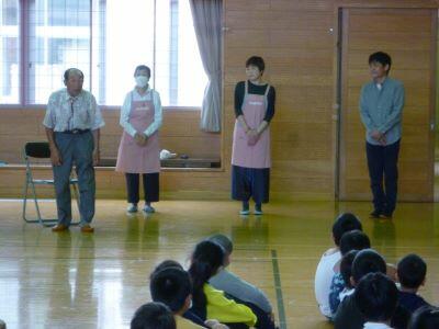 左から吉田さん、黒沢さん、札幌市よみきかせボランティアの皆さん