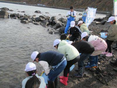 放流…「元気でね！大きくなってね！」