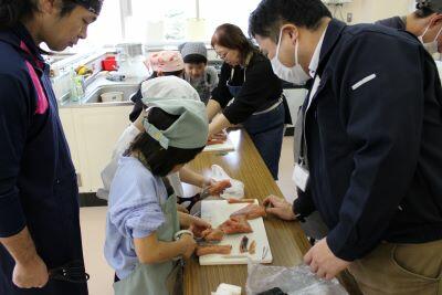 鮭トバ用にスティック状にカット