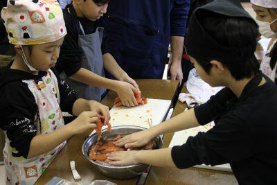 塩水に漬け、味付け