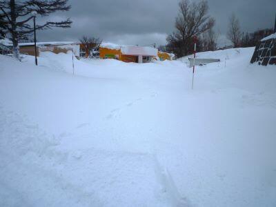 雪に埋もれた保育所（町中がこんな感じにりました…）
