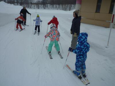 平らな雪面を歩く