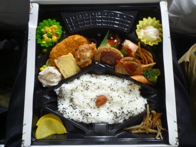 夕食のお弁当（球場に見立てて）