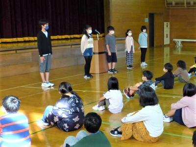 学芸会のスローガンは「かがやく絆」です。