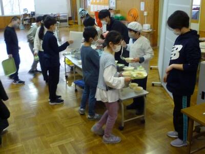 給食の盛り付け・配膳